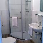Zimmer renoviert Dusche, Telefon, TV, WLAN, Hotel Stückers Wilster
