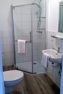 Zimmer renoviert Dusche, Telefon, TV, WLAN, Hotel Stückers Wilster