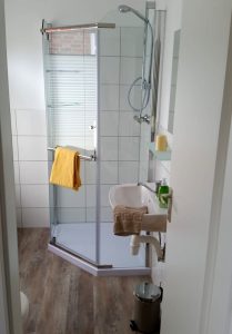 Zimmer renoviert Dusche, Telefon, TV, WLAN, Hotel Stückers Wilster